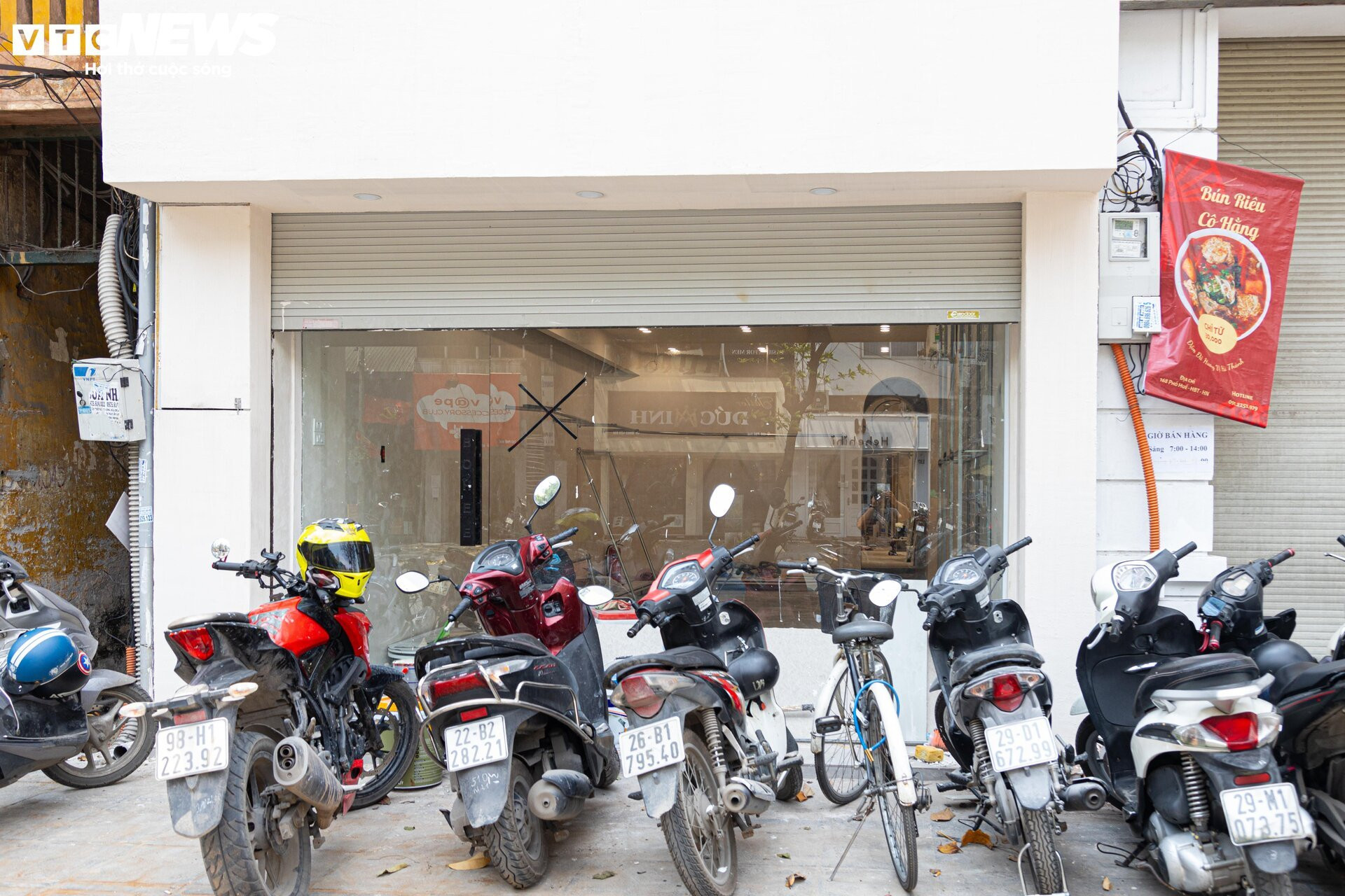 Hàng chục cửa hàng trên đất vàng phố Huế, Hà Nội đóng cửa, treo biển cho thuê - 12