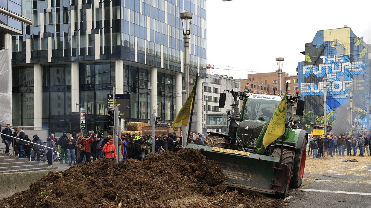 Nông dân đổ phân và cỏ khô ra đường ở Brussels (ảnh: RT)