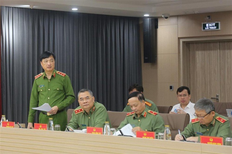 Thứ trưởng Bộ Công an Nguyễn Duy Ngọc điều hành tham luận tại cuộc họp. Ảnh: HỒNG GIANG