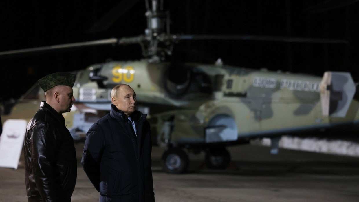 Tổng thống Nga Vladimir Putin thị sát căn cứ không quân Torzhok ở vùng Tver, phía tây bắc Moscow.