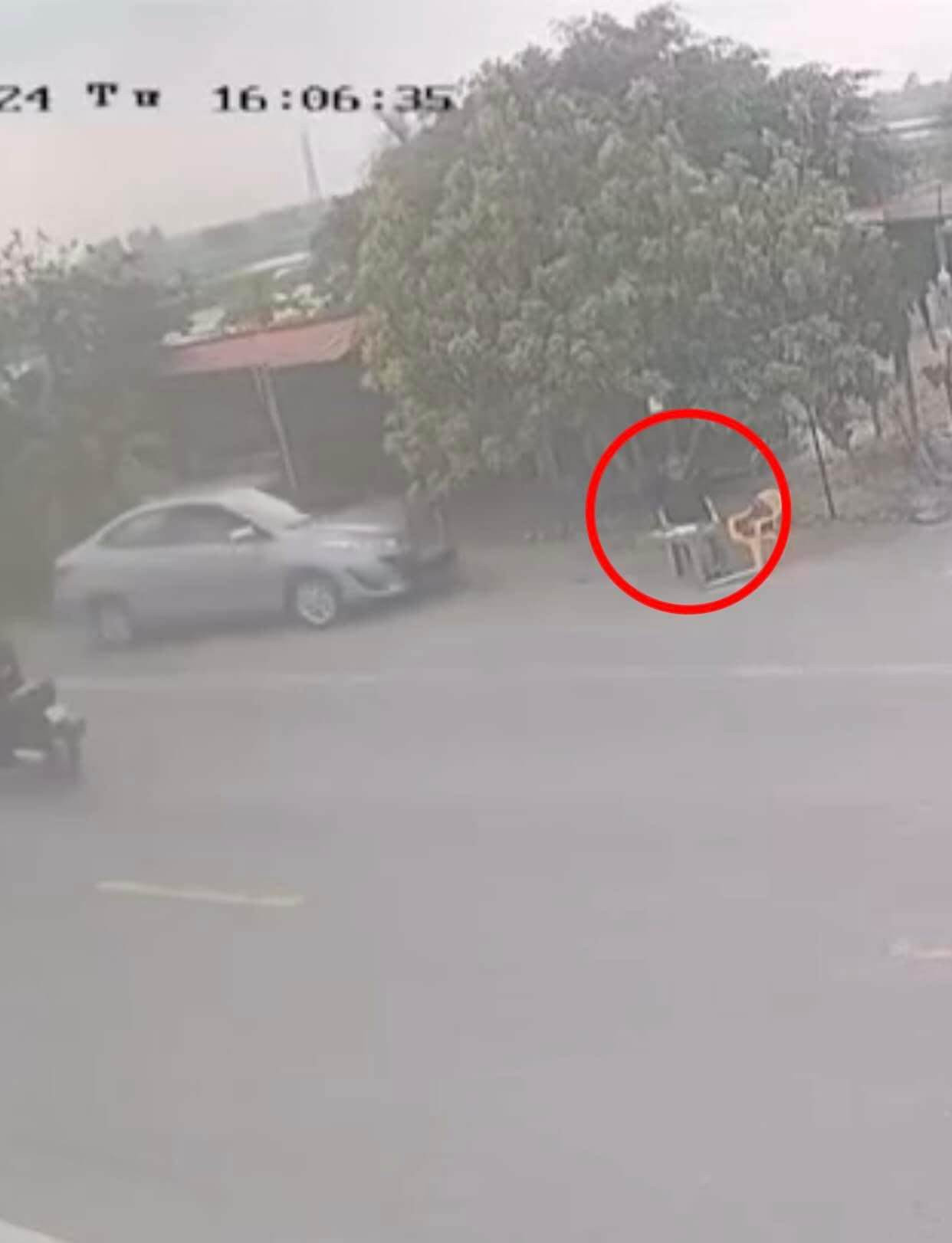Chiếc ô tô tập lái tông vào 1 người ngồi ven đường.