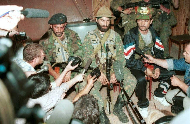Shamil Basayev (giữa) tổ chức cuộc họp báo vào ngày 15/6/1995 sau khi nhóm khủng bố của hắn bắt giữ 1.600 con tin ở Budyonnovsk.