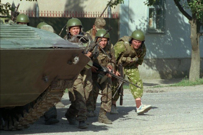 Các thành viên của một đơn vị tinh nhuệ của Nga tiến về phía bệnh viện Budyonnovsk vào ngày 17/6/1995, chuẩn bị tấn công vào tòa nhà.