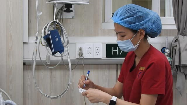 Chị Đặng Thị Hạ, điều dưỡng viên của Trung tâm Cấp Cứu A9, Bệnh viện Bạch Mai