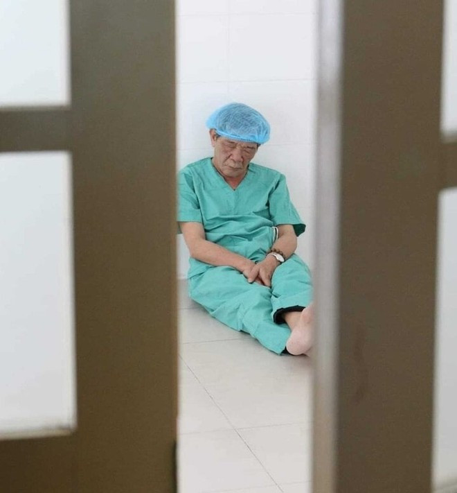 Chia sẻ của bác sỹ ngủ trên sàn hành lang bệnh viện sau 42 ca mổ mắt miễn phí - Ảnh 1.