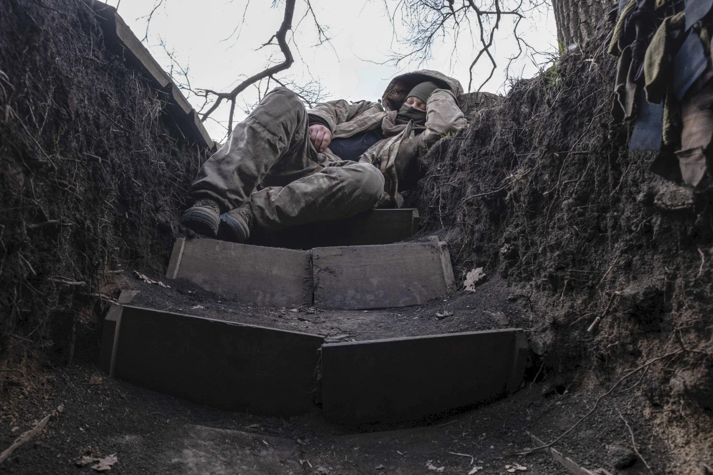 Binh sĩ Ukraine nghỉ ngơi trên chiến hào (ảnh: CNN)