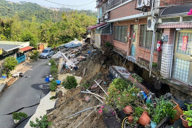 Các ngôi nhà bị hư hại ở thành phố Tân Đài Bắc. Ảnh: Getty