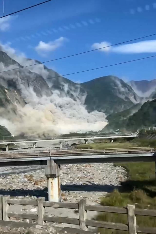 Đất đá sạt lở do ảnh hưởng của trận động đất ở Đài Loan. Ảnh: Getty