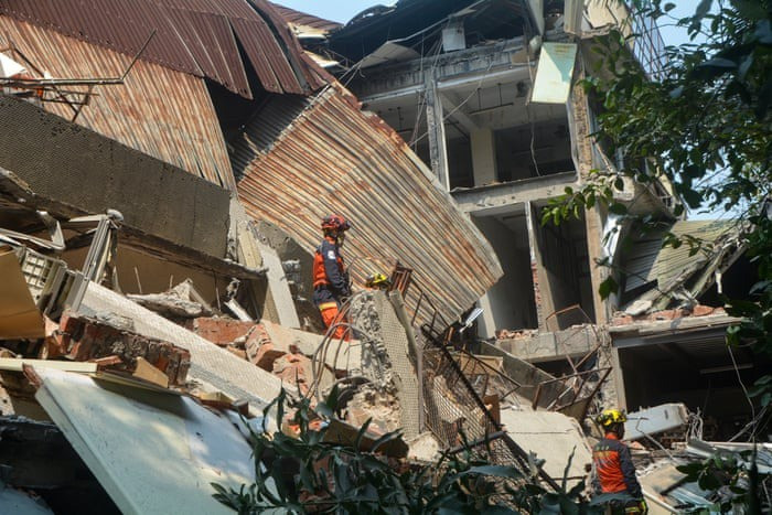 Lực lượng cứu hộ tìm kiếm, giải cứu người mắc kẹt trong đống đổ nát sau động đất ở Đài Loan. Ảnh: Getty