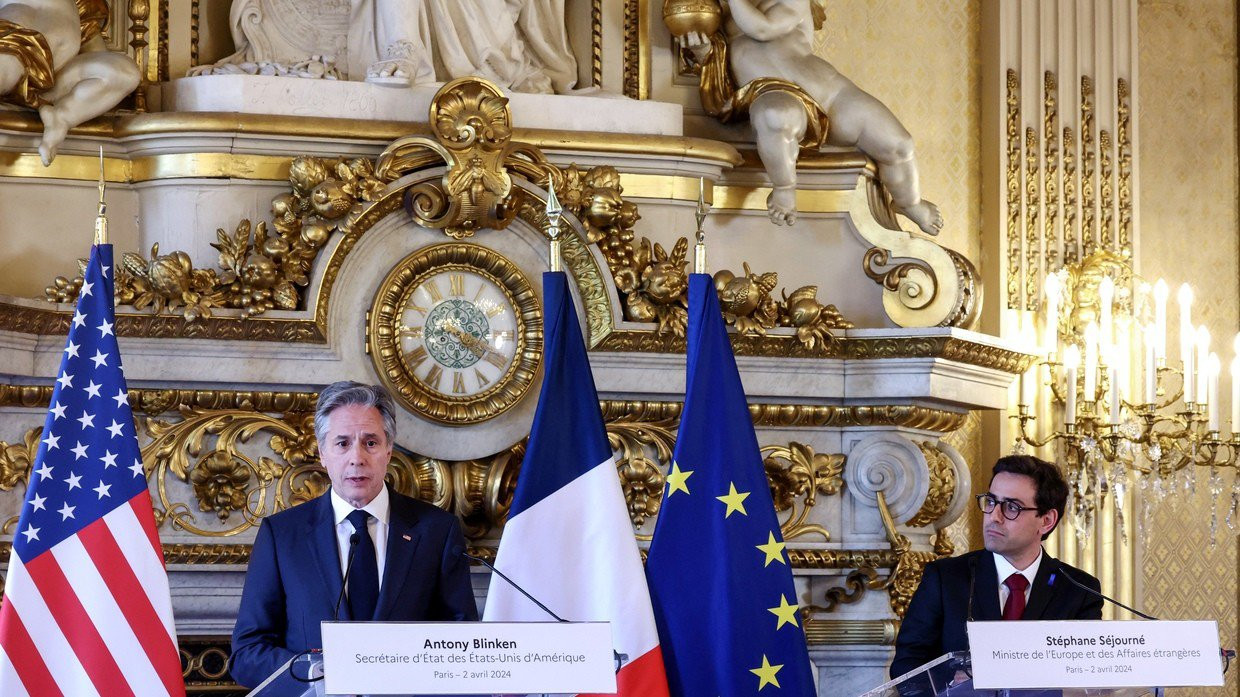 Ngoại trưởng Mỹ Antony Blinken (trái) và người đồng cấp Pháp Stephane Sejourne phát biểu ở Paris hôm 2/4/2024.