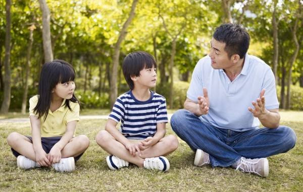 Một trong những cách khiến trẻ chú ý và nghiêm túc lắng nghe cha mẹ chính là thái độ của phụ huynh. Ảnh minh họa
