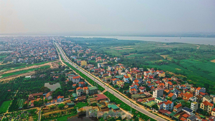 Theo quy hoạch, phía Nam cầu Hồng Hà nằm tại xã Hồng Hà, huyện Đan Phượng. Cầu giao cắt với đường Hồng Hà đoạn qua chùa Gia Lễ, nằm giữa trường THCS Liên Hồng và thôn Bồng Lai.