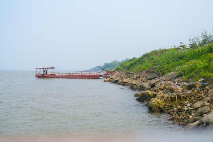 Hàng chục năm nay, để di chuyển qua sông, người dân 2 huyện Đan Phượng và huyện Mê Linh phải sang phà hoặc chọn di chuyển đến cầu Thăng Long cách đó hơn 10km.