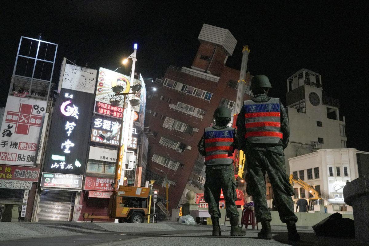 Một tòa nhà bị nghiêng ở Đài Loan sau trận động đất hôm 3/4.