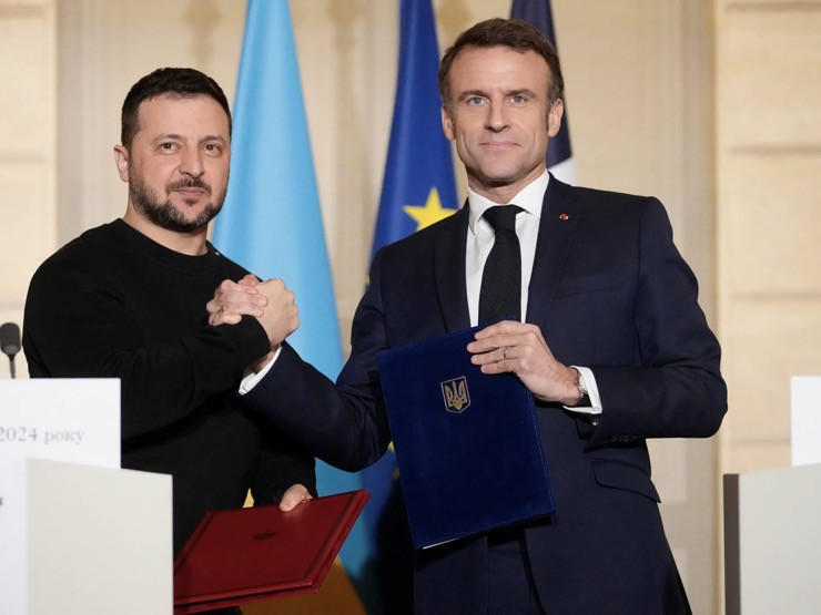 Tổng thống Pháp Emmanuel Macron (phải) và Tổng thống Ukraine Volodymyr Zelensky tại cuộc họp báo sau lễ ký kết thỏa thuận an ninh vào tháng 2/2024.