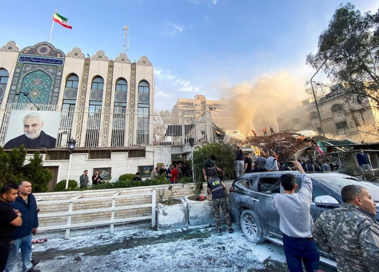Hiện trường vụ toà nhà lãnh sự nằm trong đại sứ quán Iran tại Syria bị tấn công khiến nhiều tướng và cố vấn quân sự Tehran thiệt mạng ngày 1-4. Ảnh: REUTERS