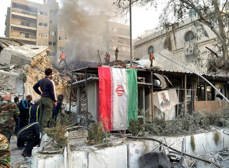 Các đội cứu hộ đang làm nhiệm vụ tại hiện trường vụ toà nhà lãnh sự Iran tại Damascus (Syria) bị tấn công ngày 1-4. Ảnh: REUTERS