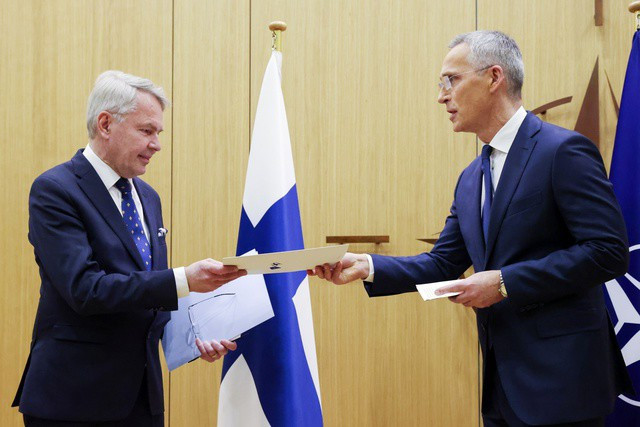Đại diện Phần Lan nhận thư mời gia nhập NATO từ Tổng thư ký NATO Jens Stoltenberg ở Brussels ngày 4-4-2023. Ảnh: Reuters