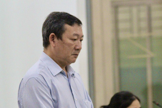Ông Huỳnh Văn Dõng (cựu giám đốc CDC Khánh Hòa) khai trước tòa.