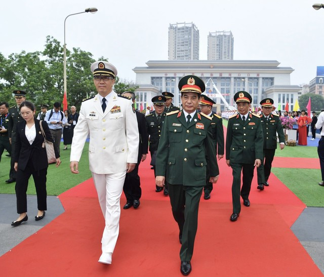 Bộ trưởng Phan Văn Giang đón tiếp Bộ trưởng Đổng Quân tại Cửa khẩu quốc tế Lào Cai