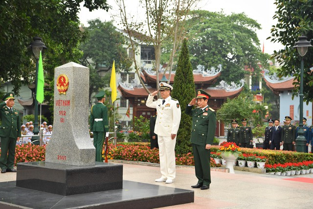 Hai Bộ trưởng chào cột mốc biên giới tại Cửa khẩu quốc tế Lào Cai