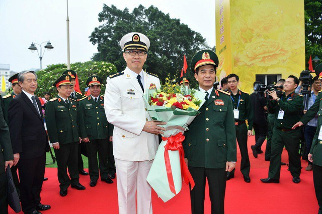 Bộ trưởng Phan Văn Giang tặng hoa Bộ trưởng Đổng Quân