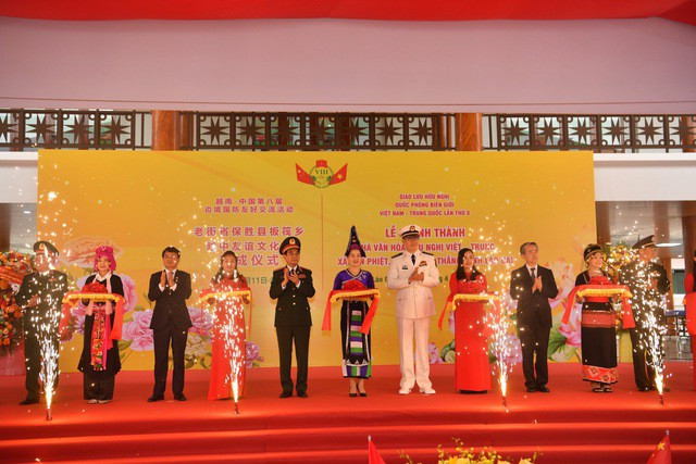Hai bộ trưởng đã cắt băng khánh thành Nhà văn hóa hữu nghị biên giới Việt Nam - Trung Quốc