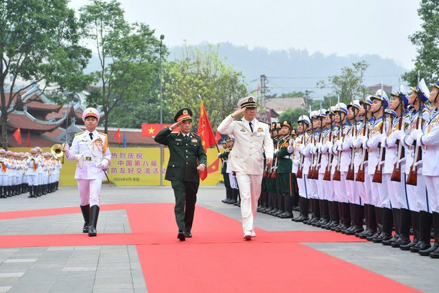 Bộ trưởng Phan Văn Giang và Bộ trưởng Đổng Quân duyệt đội danh dự Quân đội nhân dân Việt Nam