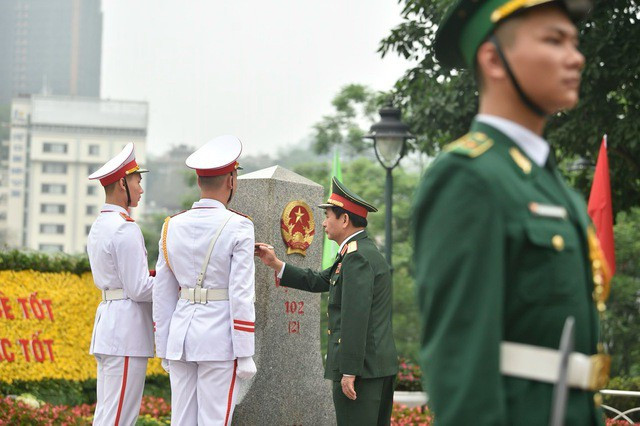 Bộ trưởng Phan Văn Giang tô son cột mốc biên giới