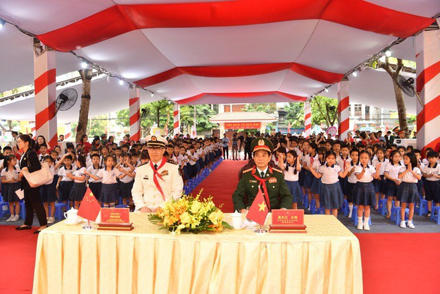 Hai Bộ trưởng của 2 nước đến thăm Trường Tiểu học Kim Đồng