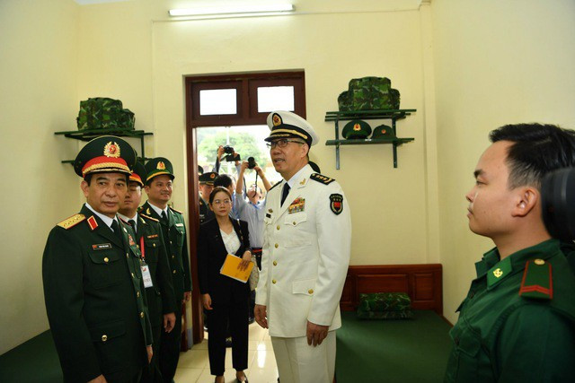 Hai Bộ trưởng thăm cơ sở vật chất tại đồn biên phòng