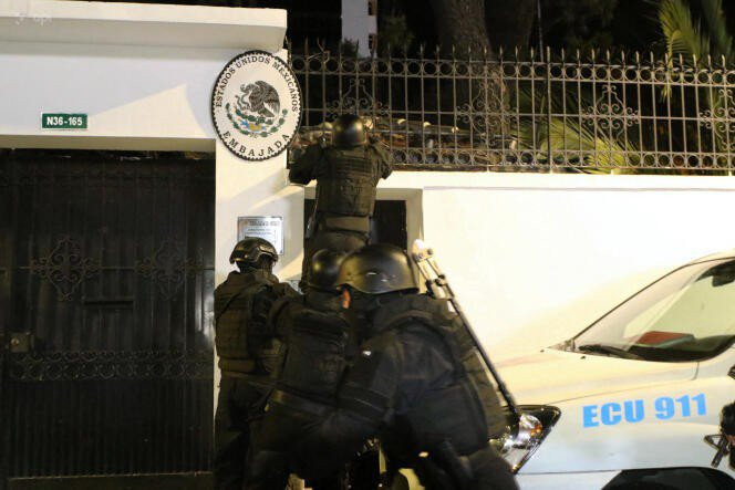 Cảnh sát Ecuador cố gắng đột nhập vào đại sứ quán Mexico ở thủ đô Quito (Ecuador) để bắt cựu Phó Tổng thống Ecuador - ông Jorge Glas hôm 5-4. Ảnh: AFP