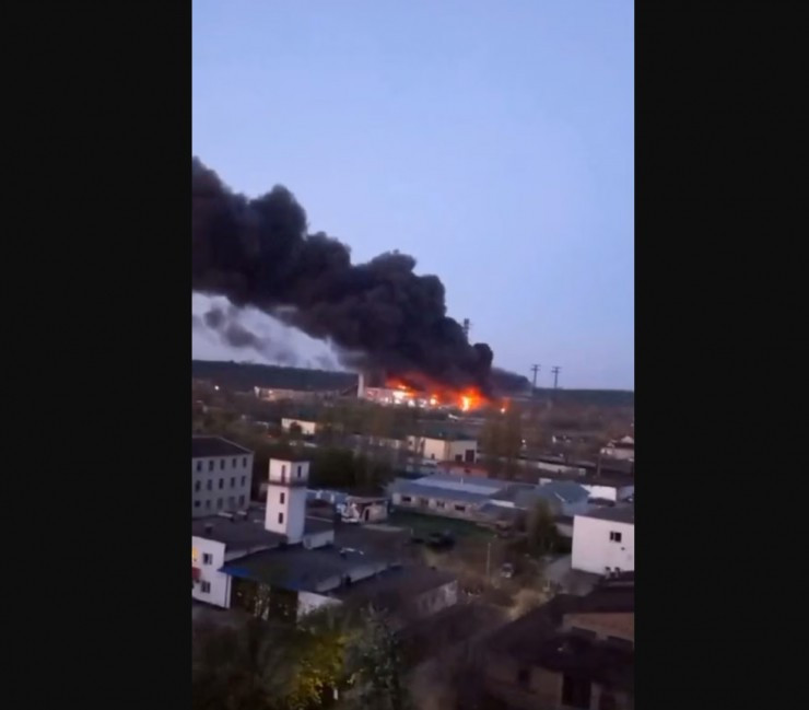 Khói lửa bốc lên từ nhà máy Trypillia ở tỉnh Kiev trong cuộc tấn công của Nga vào ngày 11-4. Ảnh: REUTERS