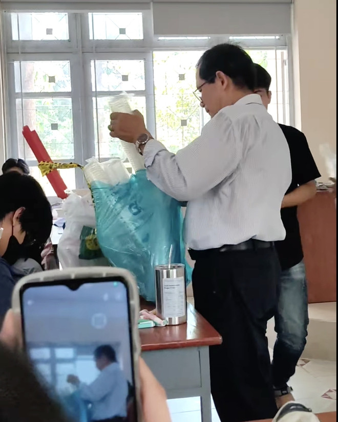TP.HCM hầm hập như chảo lửa, thầy giáo xuất hiện ở lớp học cùng đống bảo bối chữa nóng khiến netizen nhiệt tình bấm like - Ảnh 3.