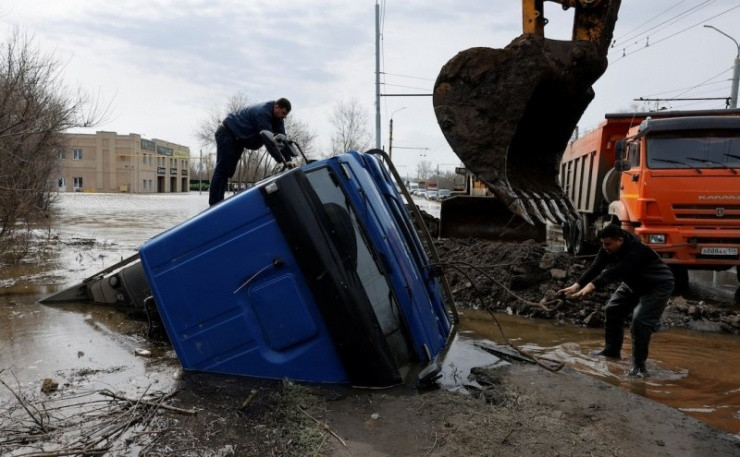 Mực nước dân cao nhấn chìm nhiều phương tiện. Ảnh: Reuters
