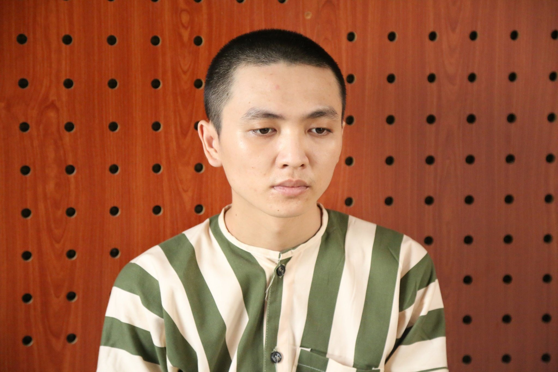 Hoàng Minh Thuận tại cơ quan công an
