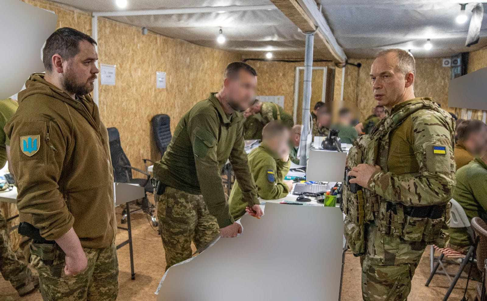 Tướng Skyrsky (phải) thảo luận với các sĩ quan tình hình xung đột.