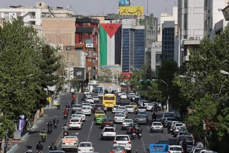 Cờ Palestine treo trên một tòa nhà ở thủ đô Tehran (Iran) hôm 15-4. Ảnh: REUTERS