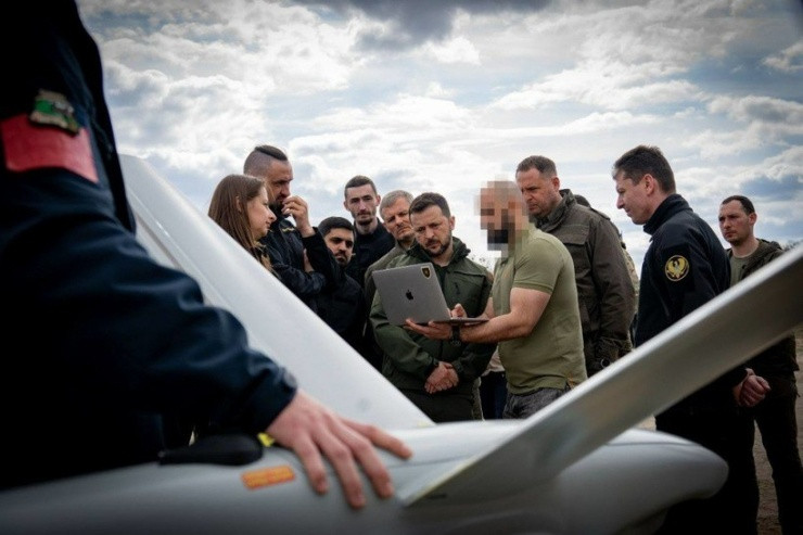 Tổng thống Volodymyr Zelensky đích thân kiểm tra mẫu UAV mới của Ukraine. Ảnh: Ukrinform