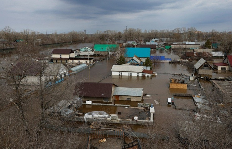 Khu dân cư bị ngập lụt ở Orenburg (Nga) hôm 12-4. Ảnh: REUTERS