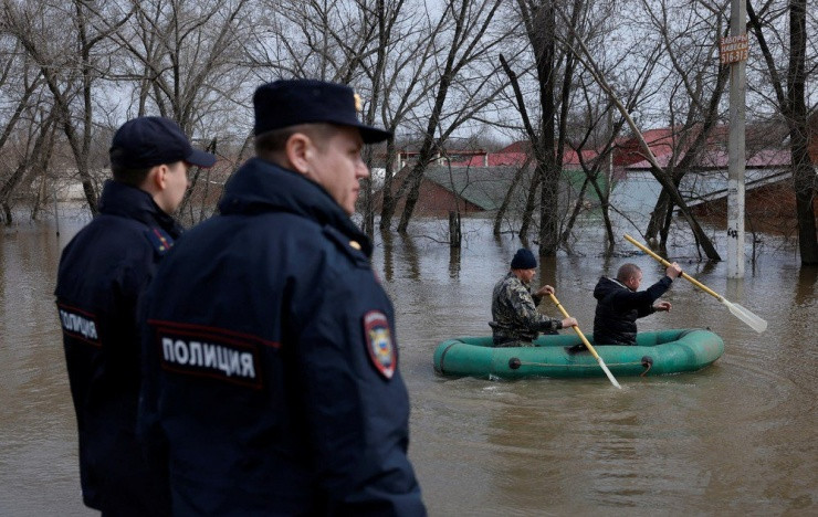 Người dân chèo thuyền bơm hơi qua khu dân cư bị ngập lụt ở Orenburg (Nga) hôm 12-4. Ảnh: REUTERS