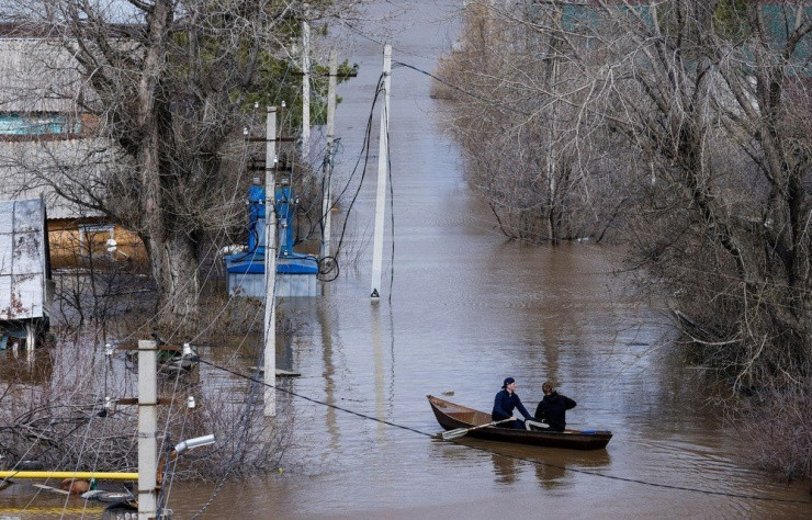 Người dân chèo thuyền qua khu vực bị ngập lụt ở Orenburg (Nga) hôm 12-4. Ảnh: REUTERS