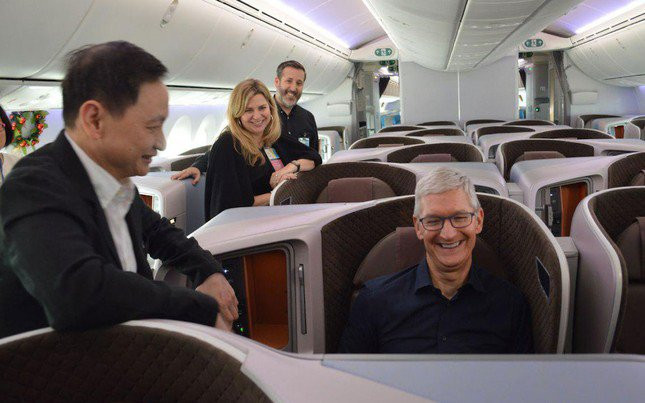 Với lối sống giản dị, CEO Apple Tim Cook từng xuất hiện trên các chuyến bay thương mại.