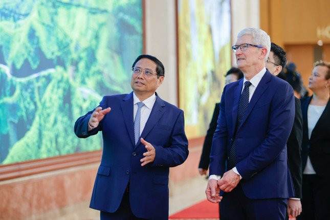 Thủ tướng Phạm Minh Chính và ông Tim Cook tham quan Trụ sở Chính phủ. Ảnh: Nhật Minh.