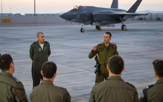 Tổng Tham mưu trưởng quân đội Israel, trung tướng Herzi Halevi (phải) phát biểu khi tới thăm căn cứ không quân Nevatim.