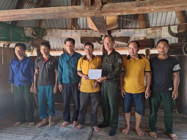 Ông Lê Hoàng Sơn, Giám đốc Ban quản lý Khu bảo tồn loài sao la tỉnh Quảng Nam, thưởng nóng cho nhóm cộng đồng giải cứu sơn dương quý hiếm