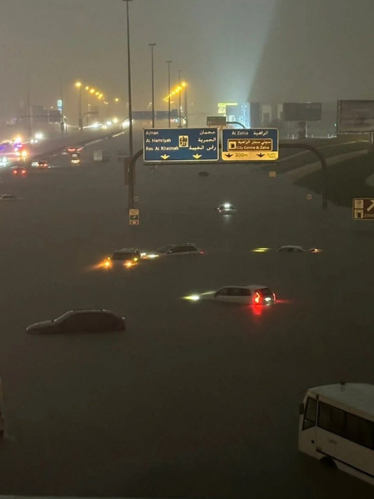 Mưa lớn bất thường gây ngập lụt kinh hoàng tại Dubai - 1