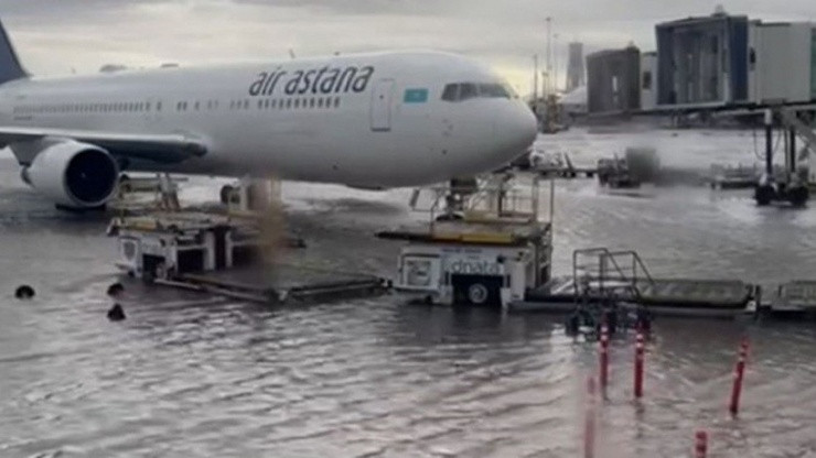 Sân bay quốc tế Dubai chìm trong biển nước