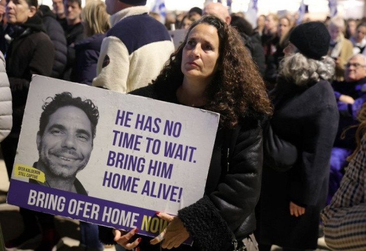 Hadas Kalderon Ofer mang theo biểu ngữ kêu gọi chính quyền Israel sớm giải cứu chồng cũ của cô khỏi nơi giam giữ của Hamas - Ảnh: EPA.