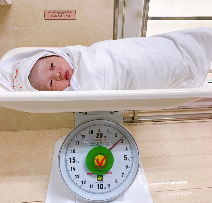 Bé sơ sinh nặng gần 3kg hồng hào, khỏe mạnh chào đời. (Ảnh: TQ)